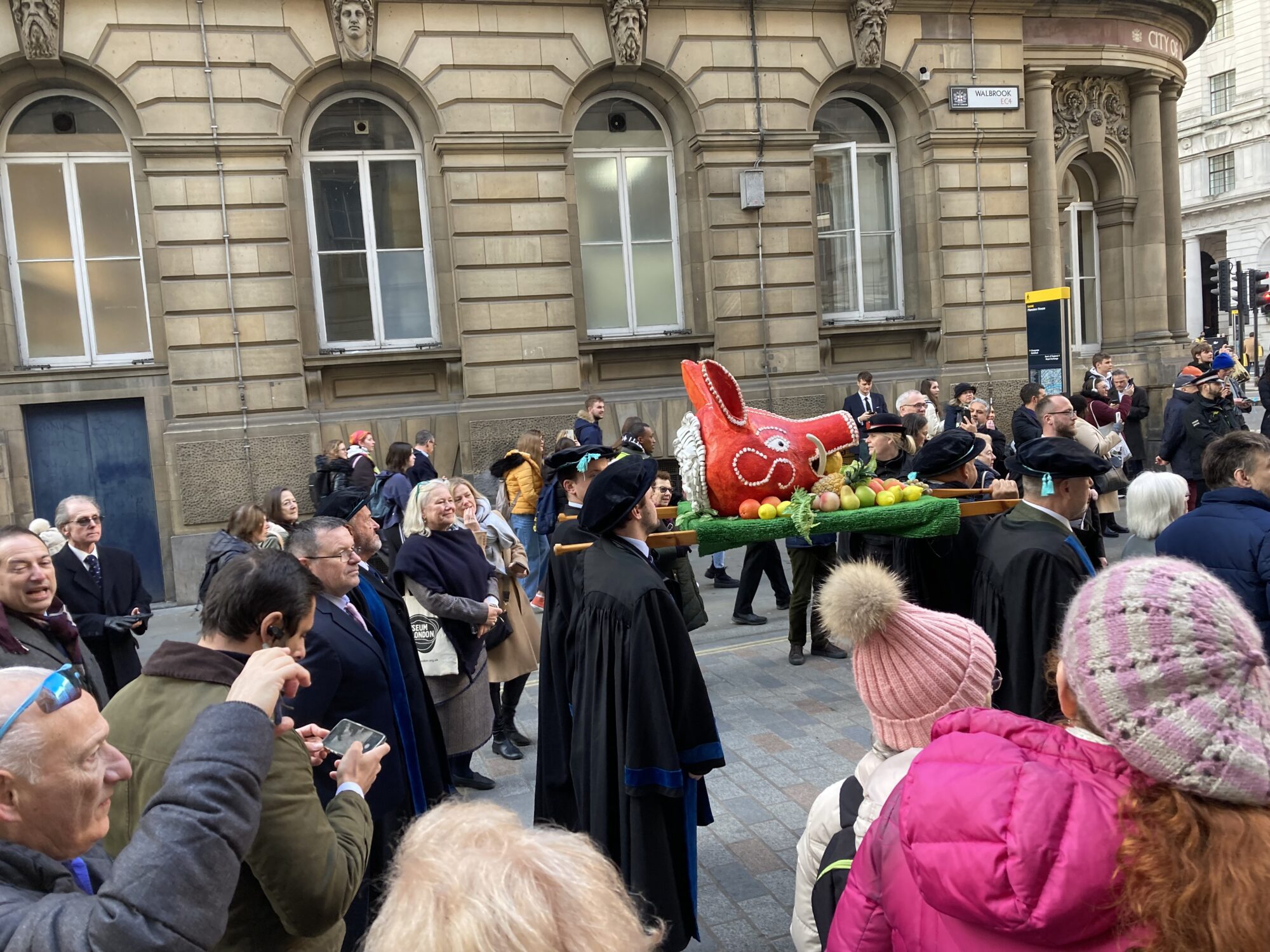city-of-london-tradition-boars-head-presented-to-the-lord-mayor-by-the-worshipful-company of-butchers