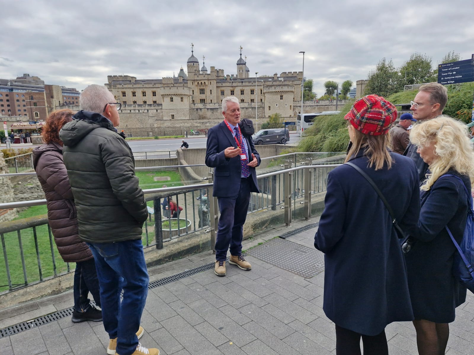 london walking tour gift voucher mike daly tour giude in front of tower of london